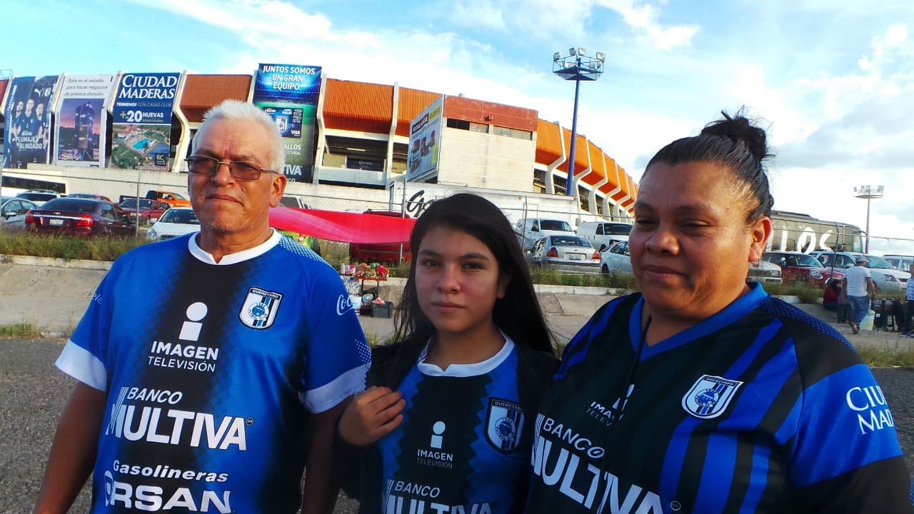 Los fanáticos del Querétaro no se quedaron atrás y llegaron en familia para disfrutar del juego.