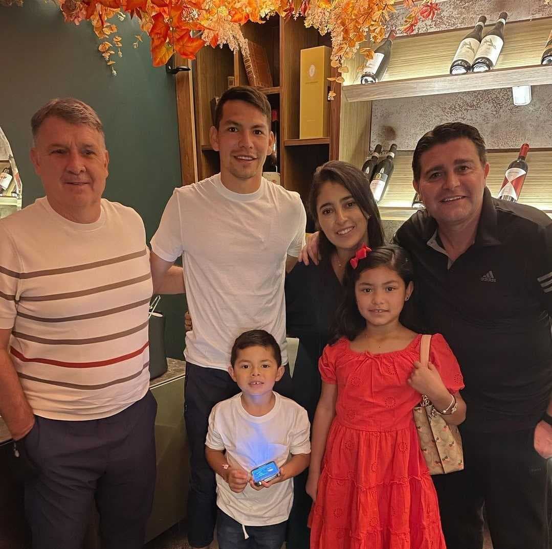 'Tata' Martino continúa su gira europea y visita al 'Chucky' Lozano previo a Qatar 2022