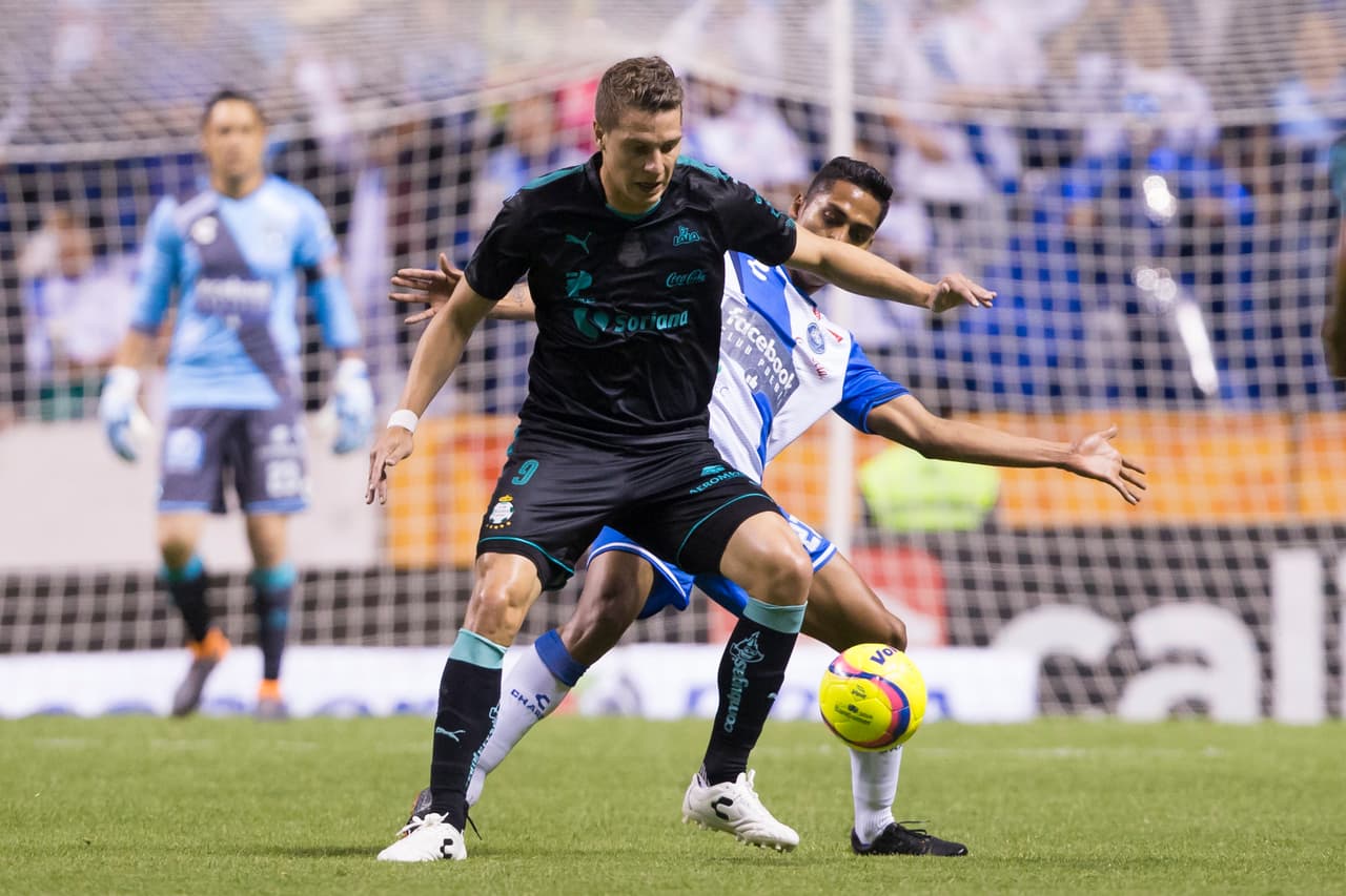 Más bien el duelo estuvo amarrado en el medio campo y tuvo pocos chances de gol.