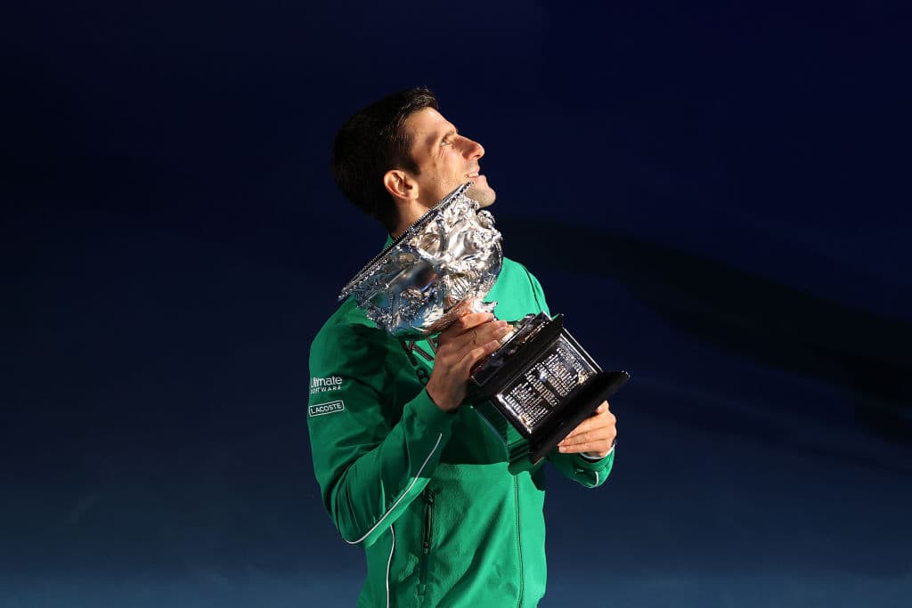 Con una gran remontada, Djokovic vence al austriaco Dominic Thiem con parciales de 6-4 / 4-6 / 2-6 / 6-3 / 6-4 y, por octava ocasión, se lleva el Australian Open y vuelve a ser el número uno.