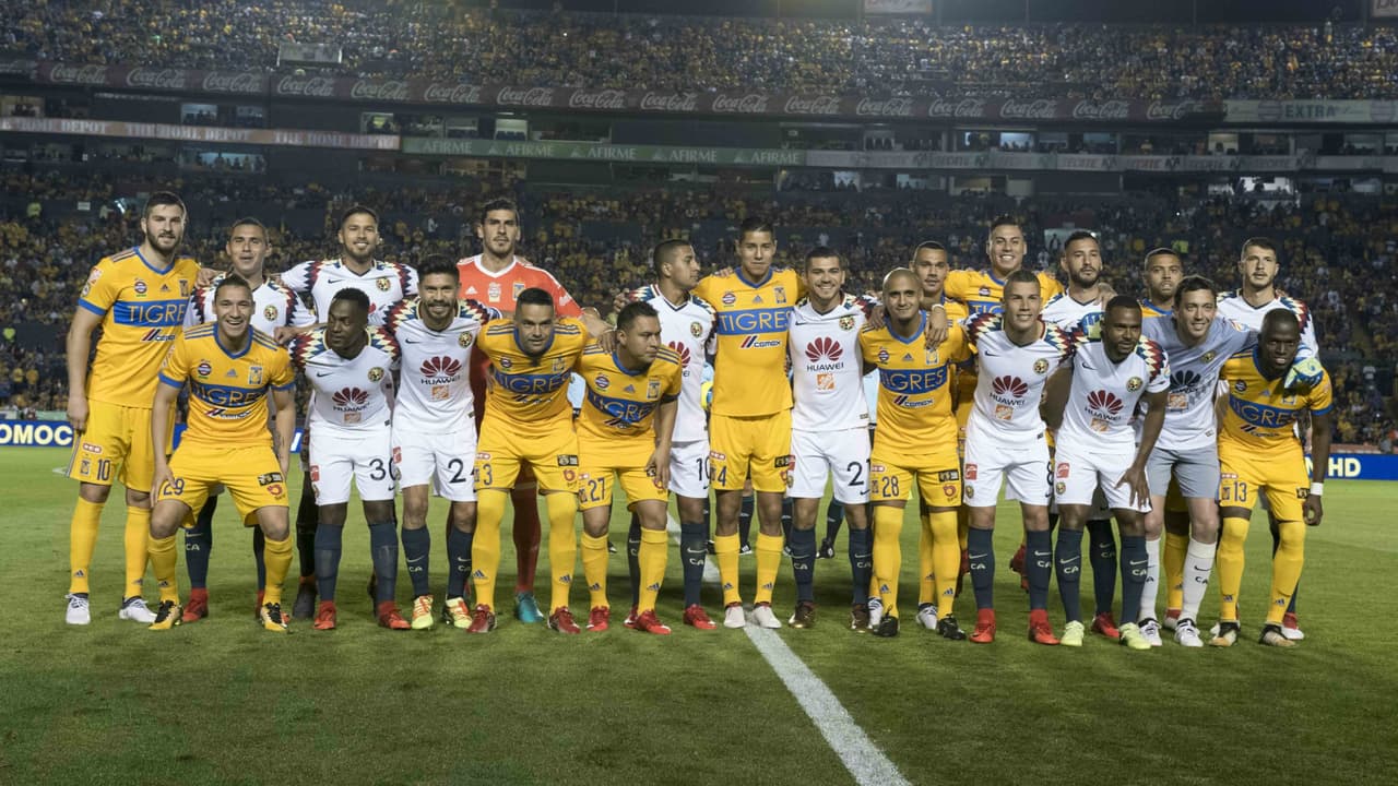 Tigres vs. América - Los equipos de la Liga MX y Ascenso MX posaron para la tradicional foto de antes del partido juntos y entrelazados, como medida propuesta por el Comité de Desarrollo Deportivo de la Federación Mexicana de Fútbol de quitar el descenso y ascenso entre ambas competencias por un periodo de cuatro años.