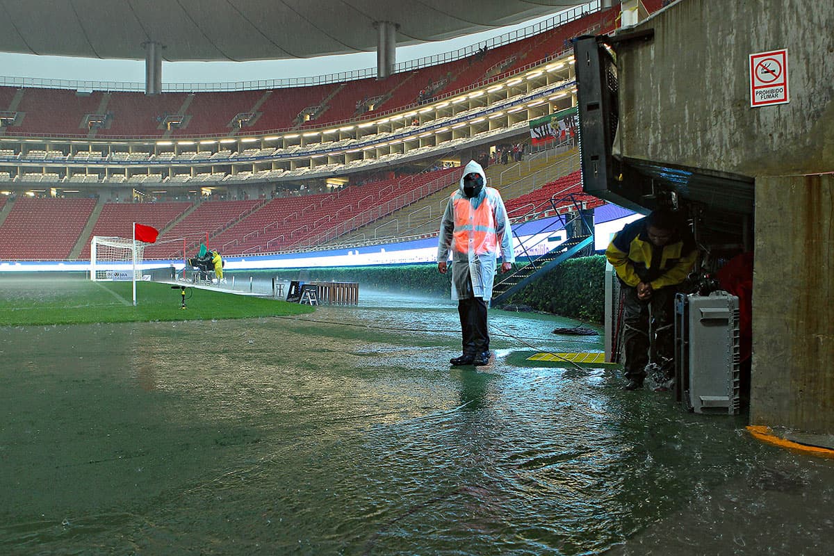 Inundación en el Estadio Akron de Guadalajara a pocos minutos de la hora oficial del juego entre Chivas y Cruz Azul por la jornada 2 del Apertura 2018 de la Liga MX.