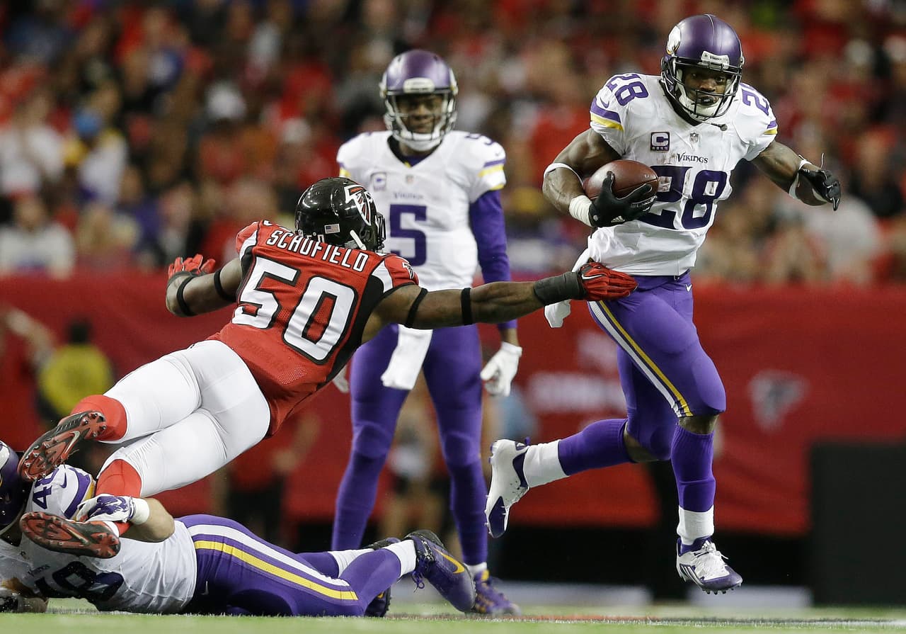 2.- El corredor de Minnesota ADRIAN PETERSON acarreó el ovoide para 158 yardas y dos touchdowns en el triunfo de los Vikings 20-10 en Atlanta. Con esto, Peterson se convirtió en a penas el sexto jugador en toda la historia de la NFL con al menos 30 juegos en su carrera de 125 o más yardas terrestres.