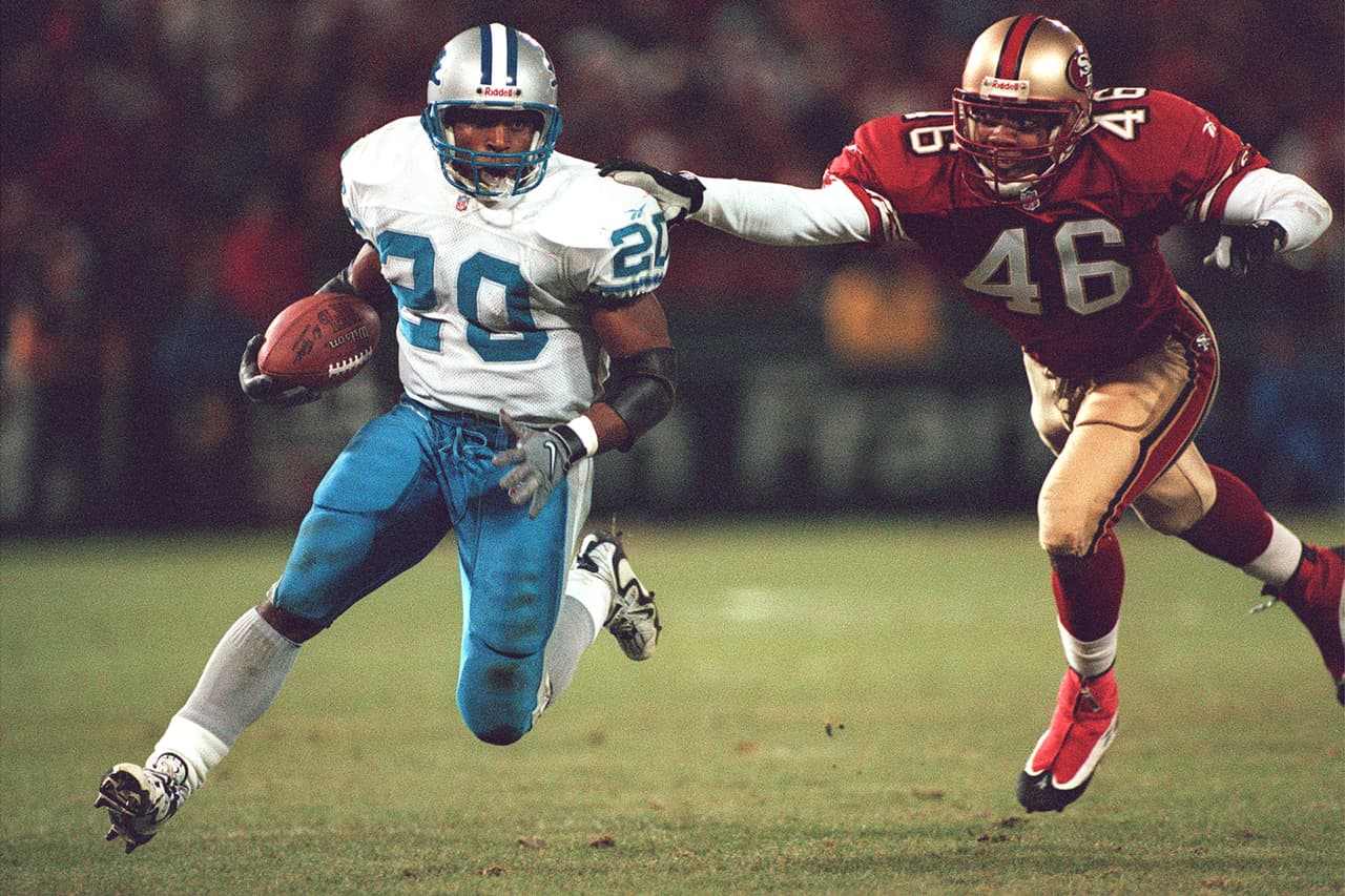 Todos los otros jugadores con esta distición están también en el Salón de la Fama: BARRY SANDERS (46), JIM BROWN (41), WALTER PAYTON (38), ERIC DICKERSON (36) y EMMITT SMITH (34).