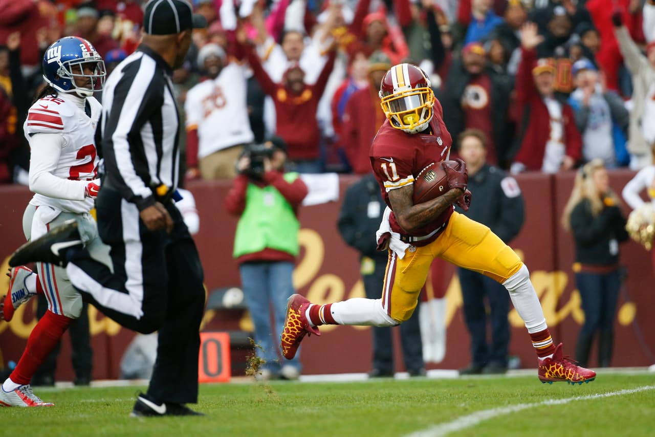 3.- El receptor de Washington DESEAN JACKSON tuvo una atrapada de 63 yardas para touchdown en el triunfo de los Redskins 20-14 sobre los New York Giants.
