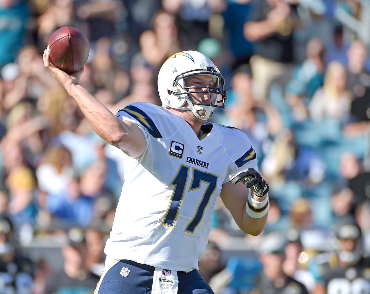 4.- El quarterback de San Diego PHILIP RIVERS pasó para 300 yardas con cuatro touchdowns y sin intercepciones para un rating de pasador de 118.4 puntos en la victoria de los Chargers 31-25 en Jacksonville.