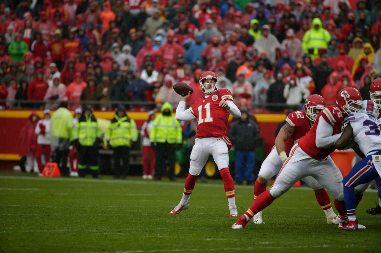 Smith ahora tiene una racha activa de 283 intentos de pase consecutivos sin lanzar una intercepción, la cuarta racha más larga en la historia de la NFL.