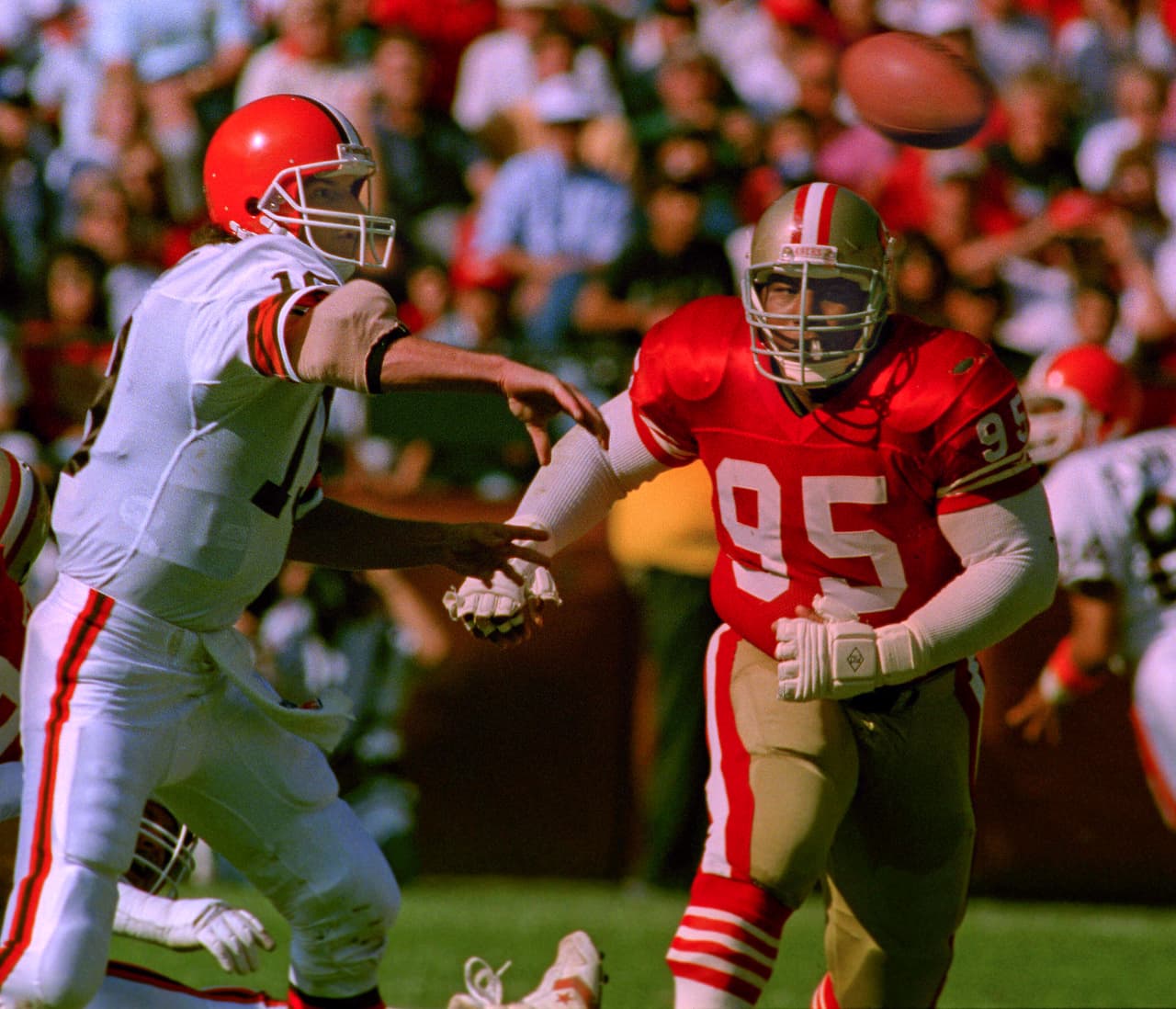 Solo TOM BRADY (358 intentos de pase), BERNIE KOSAR (308) y el miembro del Salón de la Fama BART STARR (294) tienen rachas más largas.