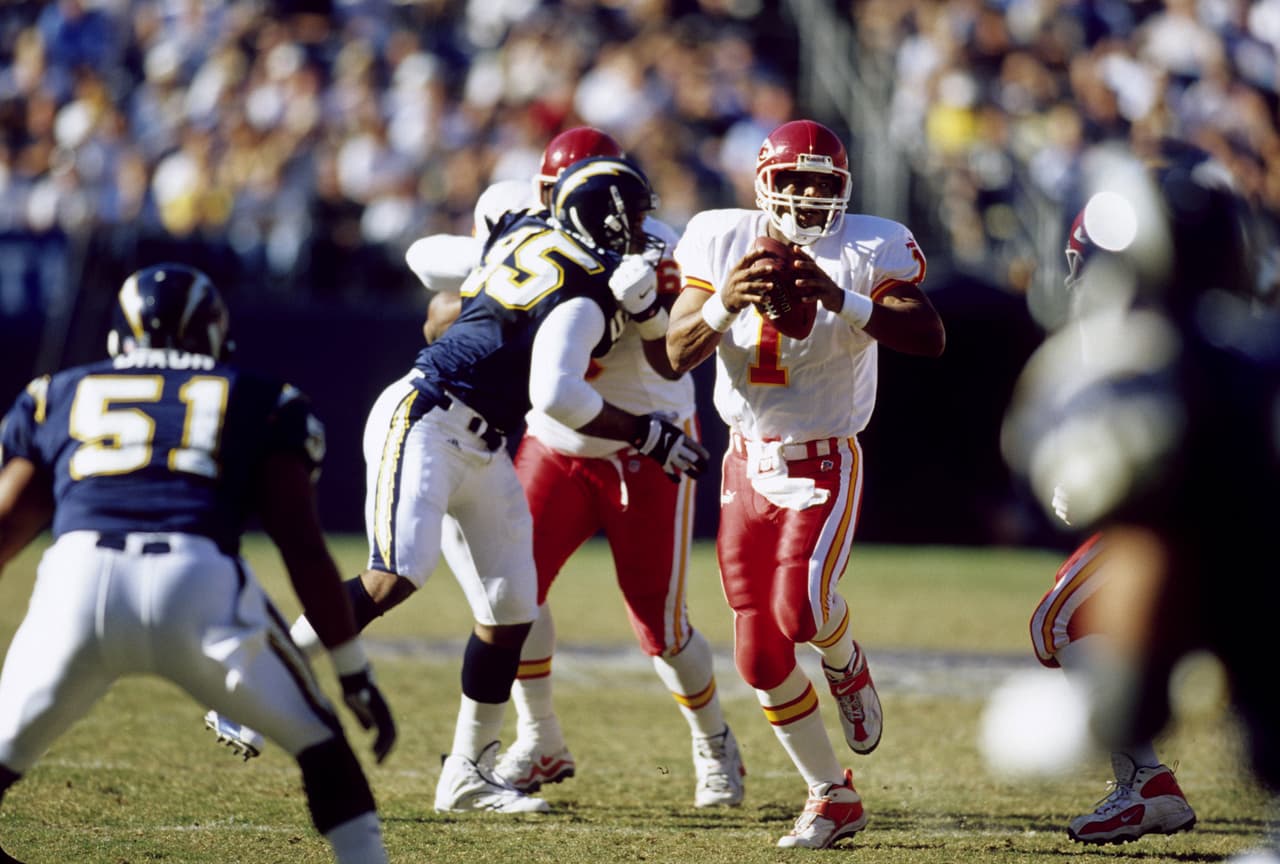 Hasselbeck, quien cumplió 40 años de edad el pasado 25 de septiembre, mejoró su marca a 4-0 como titular en esta temporada y se unió al miembro del Salón de la Fama WARREN MOON (4) y BRETT FAVRE (4) como los únicos quarterbacks en ganar en cuatro juegos consecutivos como titular tras cumplir al menos 40 años de edad en la era del Super Bowl.