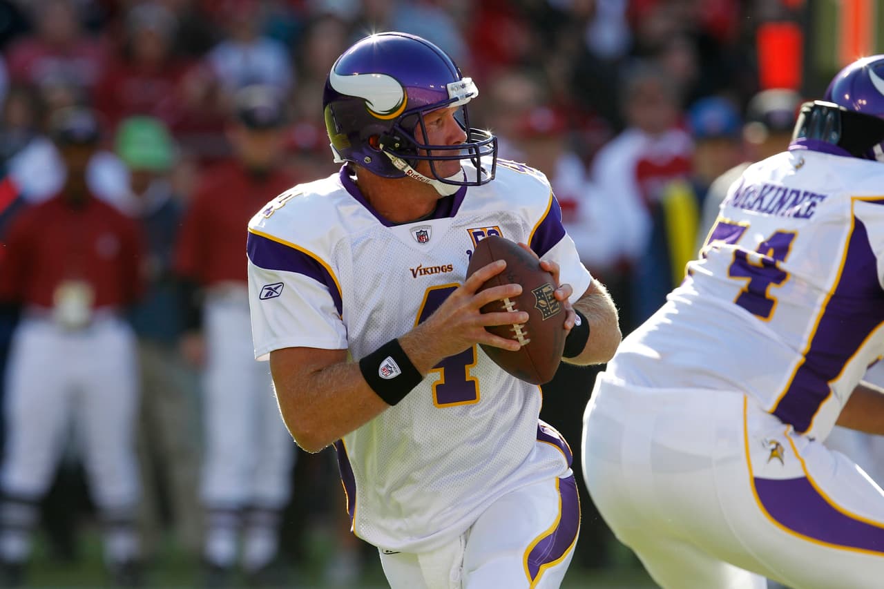 Hasselbeck, quien ha lanzado al menos dos pases de touchdown en casa uno de sus últimos tres juegos, es el quinto jugador en la historia de la NFL con múltiples pases de touchdown en al menos tres juegos consecutivos después de cumplir 40 años de edad y el primero desde BRETT FAVRE en 2009.