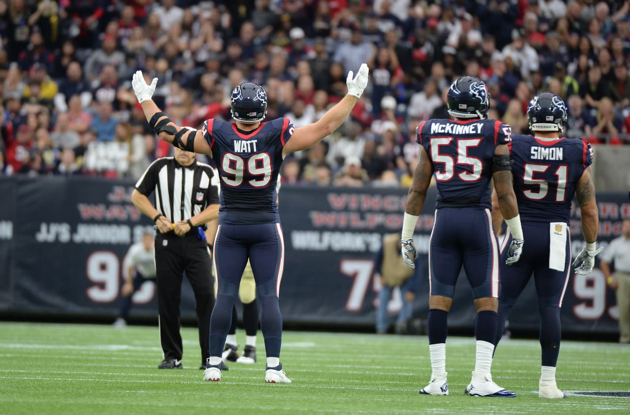 Watt, quien actualmente lidera la NFL con 13.5 capturas, acumular 70.5 capturas en los primeros 75 juegos de su carrera. Con ello, es el segundo jugador que llega en menos juegos a 70 capturas en la historia de la NFL desde que esta estadística se volvió oficial en 1982.