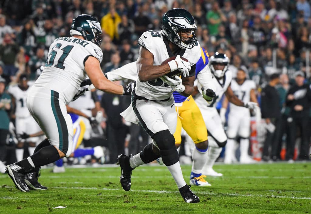 Josh Adams llevó 6 yardas el ovoide hasta la zona final para anotar un touchdown, restando 1:07 en el segundo cuarto, para pner 13-10 arriba a los Eagles.