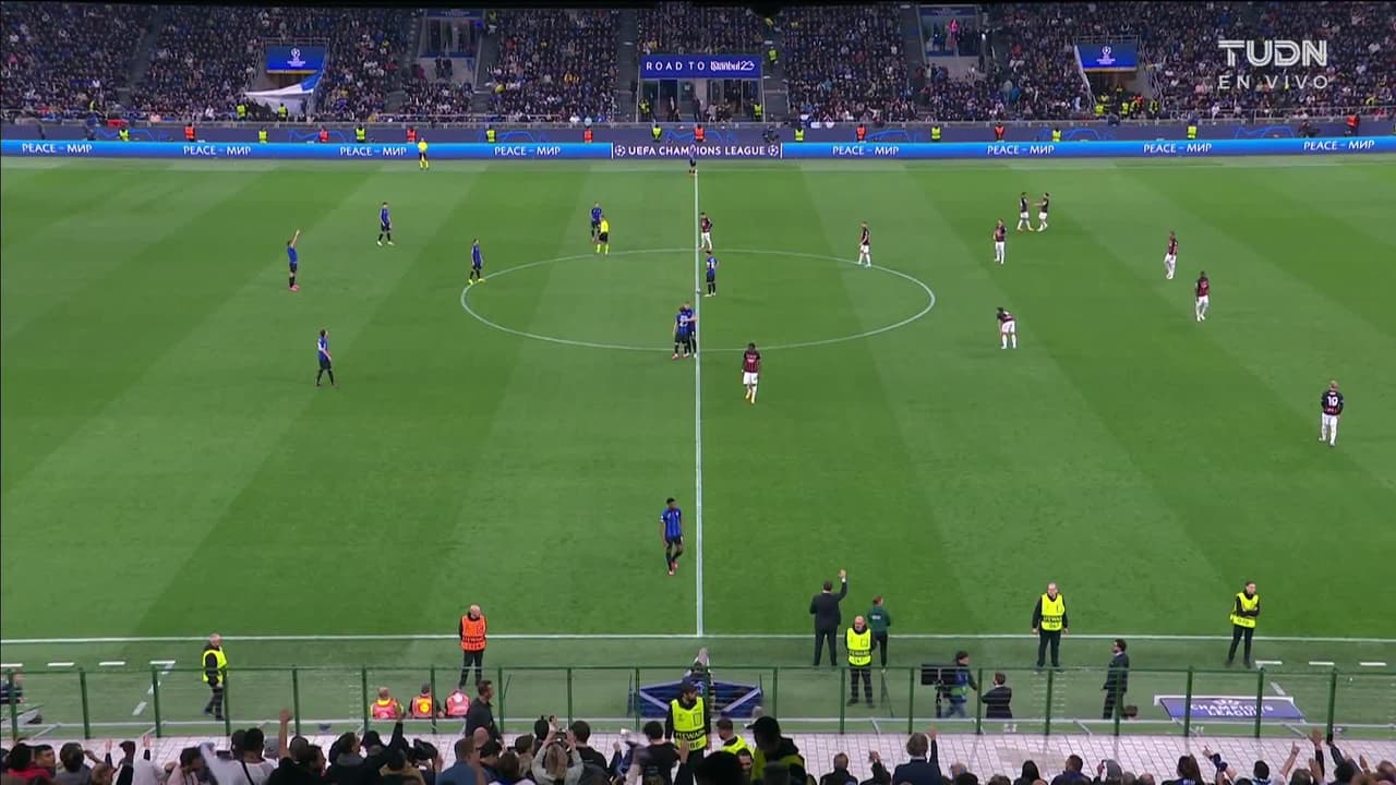 Arranca el partido y la pelota está en juego.