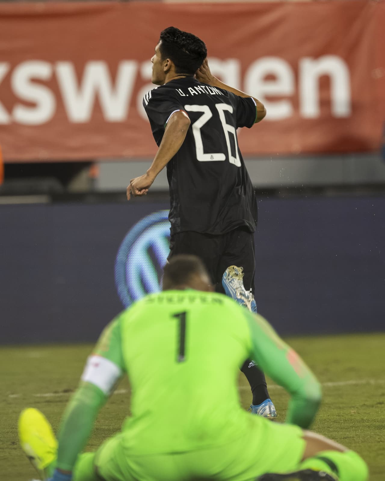 Con goles de Chicharito Hernández, Érick Gutiérrez y Uriel Antuna, México vence 3-0 al equipo de las barras y las estrellas; Orozco atajó un penal.