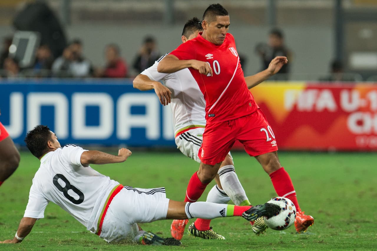 Joel Sánchez, CALIFICACIÓN 8: Fue uno de los hombres que más tocó el balón, de su sus pies comenzaban los ataques peruanos.