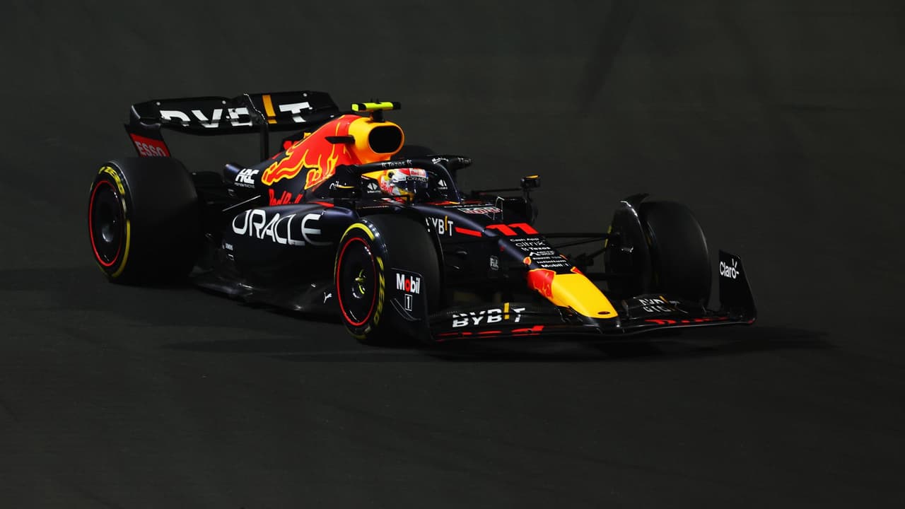Estrategia arruina carrera de Checo y Verstappen gana en Arabia