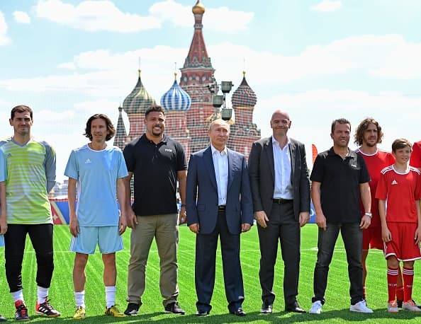 Infantino y Putin fueron anfitriones en amistoso de leyendas con Ronaldo, Casillas y Puyol 