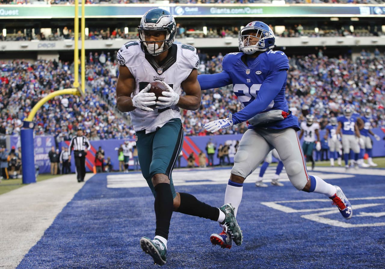 Jordan Matthews recibió dos pases de touchdown de Sam Bradford y los Eagles cerraron la temporada derrotando 35-30 a los Giants en el debut de Pat Shurmur como entrenador en jefe interino de Philadelphia.