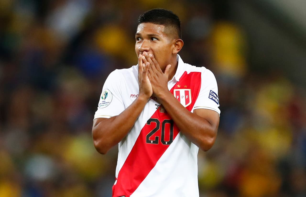 Edison Flores de Perú reacciona durante la Final de la Copa América 2019 contra Brasil en el estadio Maracaná.