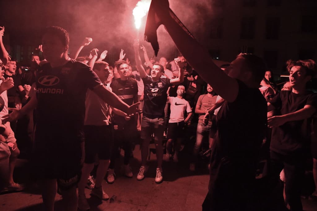 Los hinchas de Lyon festejan la histórica participación de su equipo, aunque han quedado eliminados de la competición.