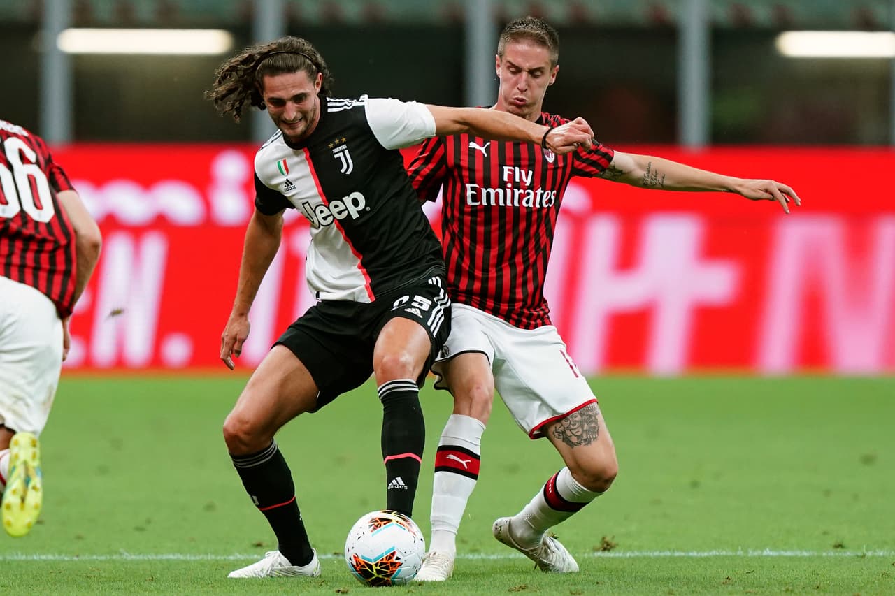Andrea Conti pelea el balón con el francés Adrien Rabiot, que termina quedandose con el balón.