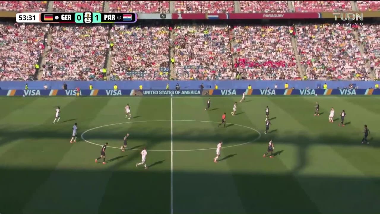 ¡Golazo de Alemania! Havertz gana de cabeza y manda el balón al fondo de la red