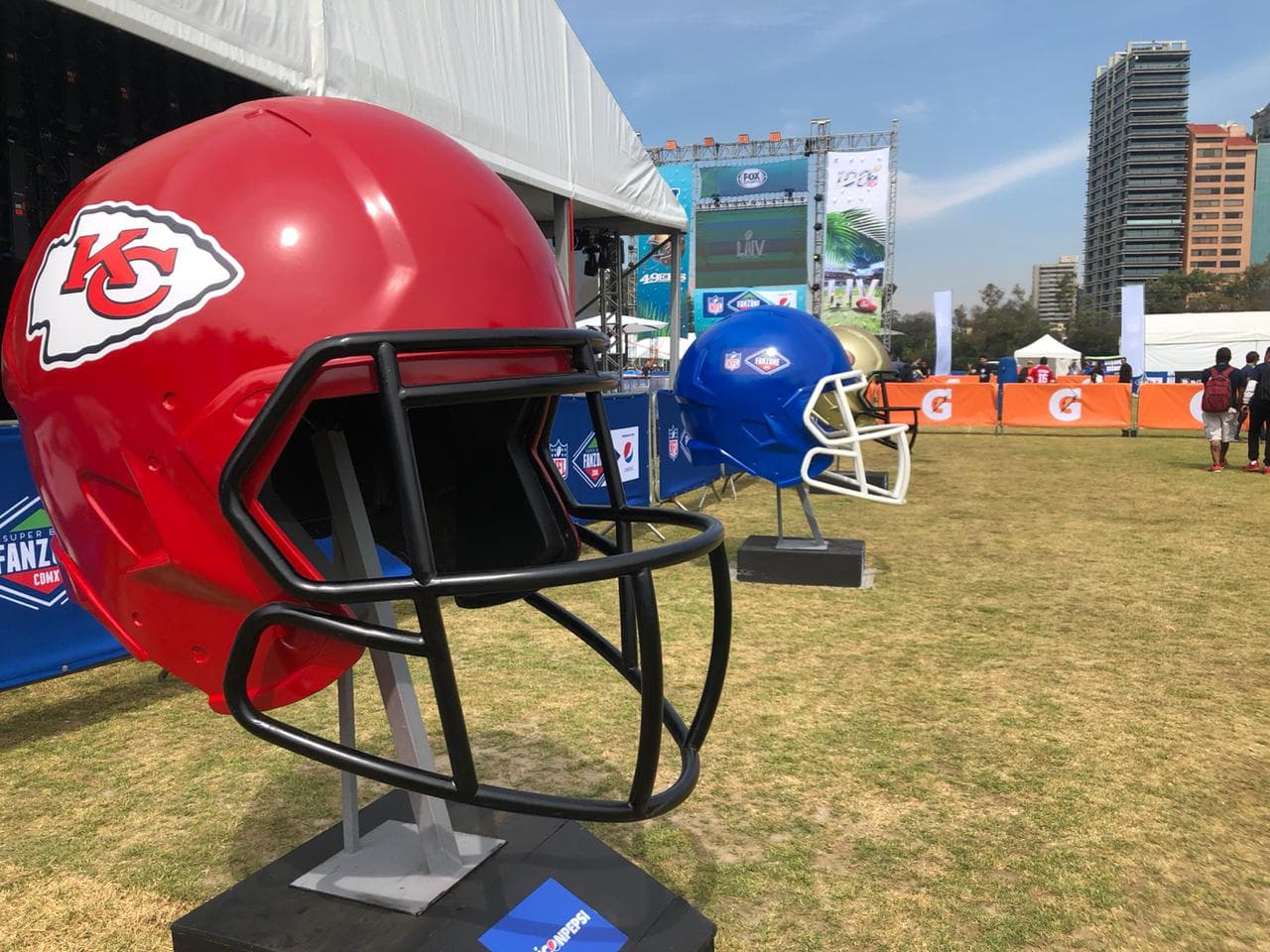 Ambiente totalmente familiar en la Fan Zone de la NFL en México. Los aficionados disfrutan de una Sala Lounge VIP con pantalla gigante y diversas actividades como: gol de campo, velocidad y puntería.