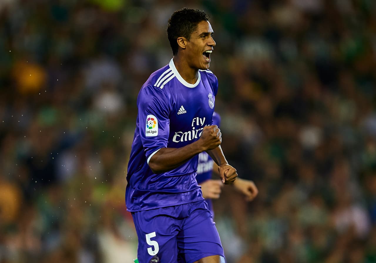 Raphaël Varane- Líder en defensa, organizó la central del Real Madrid, defendió muy bien por arriba y evitó sorpresas con despejes oportunos. Calificación 8.