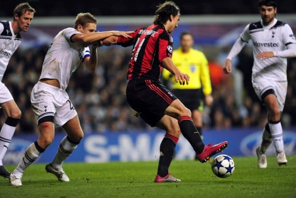 El sueco Zlatan Ibrahimovic pasó sin pena ni gloria, con un pobre rendimiento en el área grande rival.