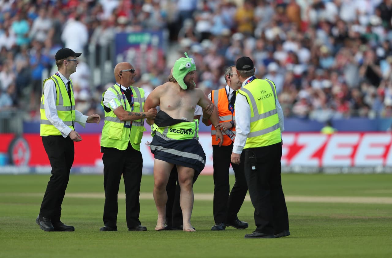 Durante el último partido de Inglaterra en la fase de grupos del Mundial de cricket, ante Nueva Zelanda, uno de los aficionados presentes en el Riverside Ground en Chester-le-Street saltó al campo desnudo para llamar la atención de todos hasta que la seguridad lo derribó y sacó.