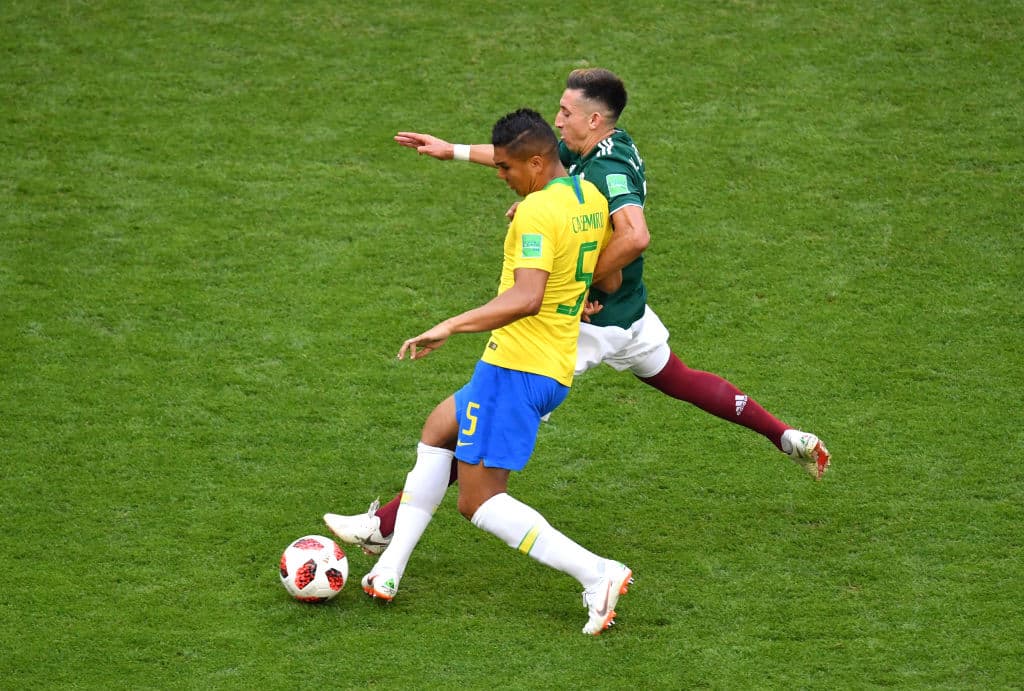 En la salida de Brasil, hubo presión por parte de los jugadores para evitarle comodidad a Casemiro o Paulinho en ese balón dominado.