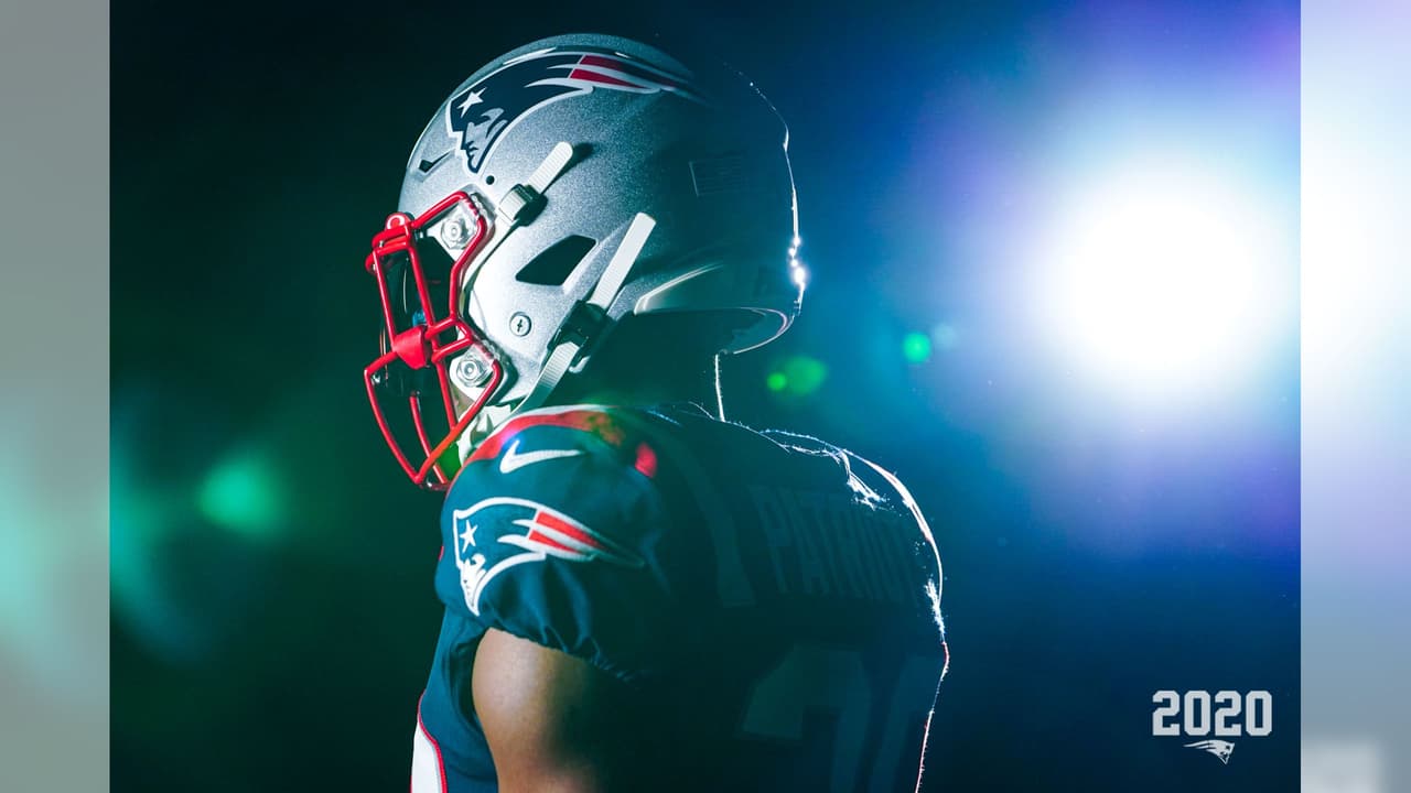 Los Patriots ya sin la presencia de Brady y en modo de reestructuración presentaron su nueva indumentaria para la temporada 2020 en la NFL. El color azul es muy similar al modelo color rush y el blanco es una adaptación combinando con las licras azules.