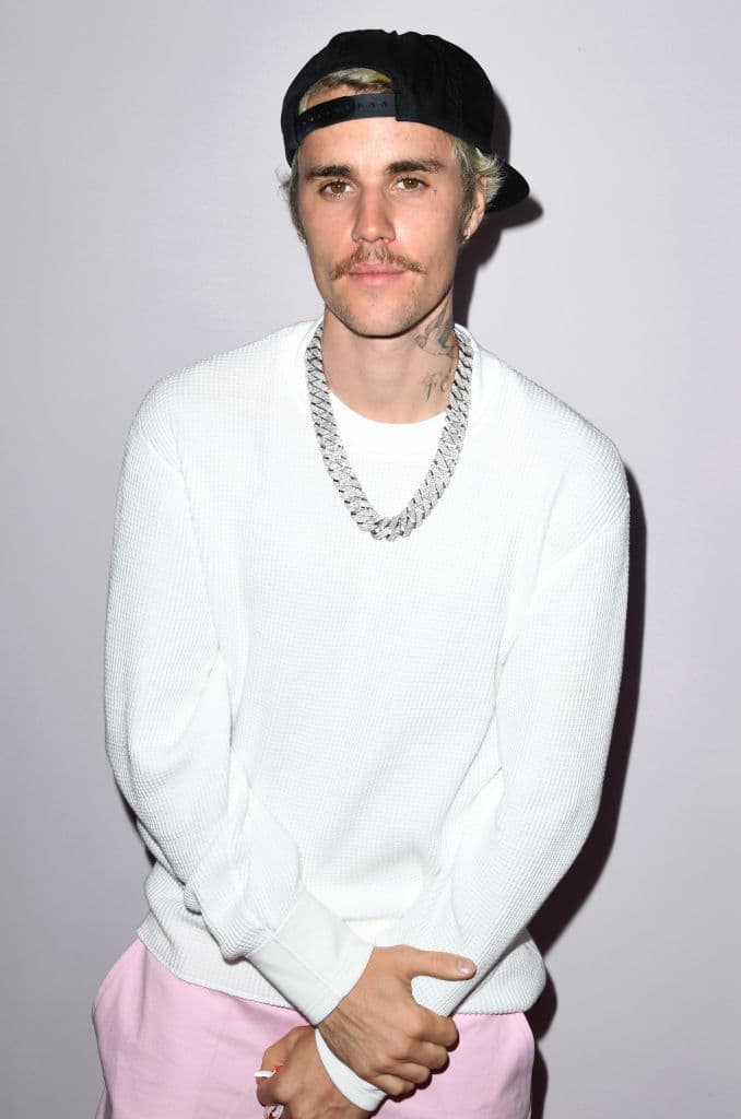 1. 2 Much, 2 Desrve You, 3 As I Am With Khalid, 4 Off My Face, 5 Holy ft Chance the Rapper, 6 Untable ft The Kid Laroi, 7 MLK Interlude, 8 Die for You ft Dominic Fike, 9 Hol on, 10 Somebody, 11 Ghos y la lista continua.
<br>