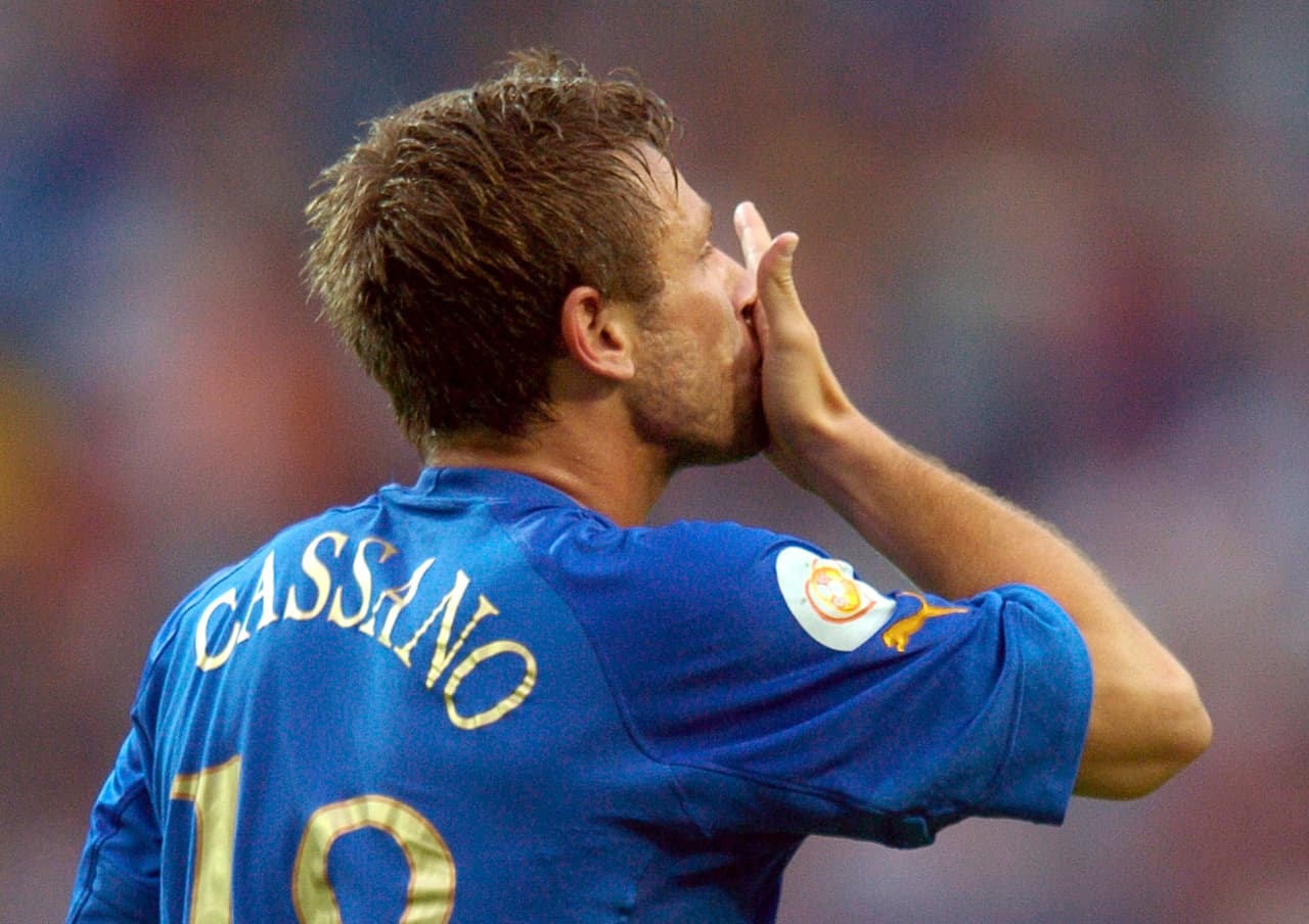 En el 2003 llegó su primer llamado a la
<i>Azzurra, </i>con la que no tuvo una bonita historia. Tan solo jugó 39 partidos y tan solo marcó 10 goles.