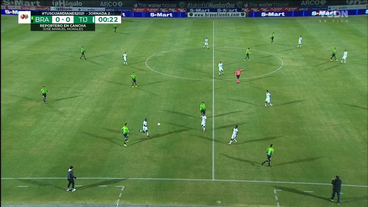 Arranca el partido y la pelota está en juego.