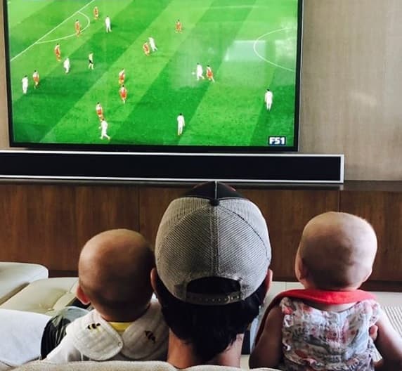 En otra ocasión, Enrique compartió con sus seguidores una fotografía en compañía de Lucy y Nicholas, mientras veían un partido de soccer en la televisión.