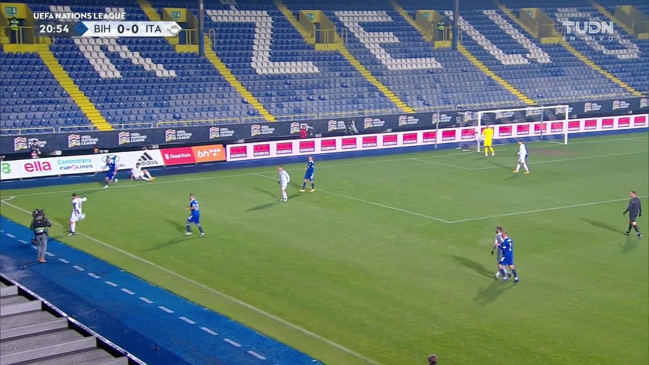 ¡Gol! Bosnia-Herzegovina 0| Italia 1. Andrea Belotti (Italia) Disparo con la derecha desde el centro del área.
