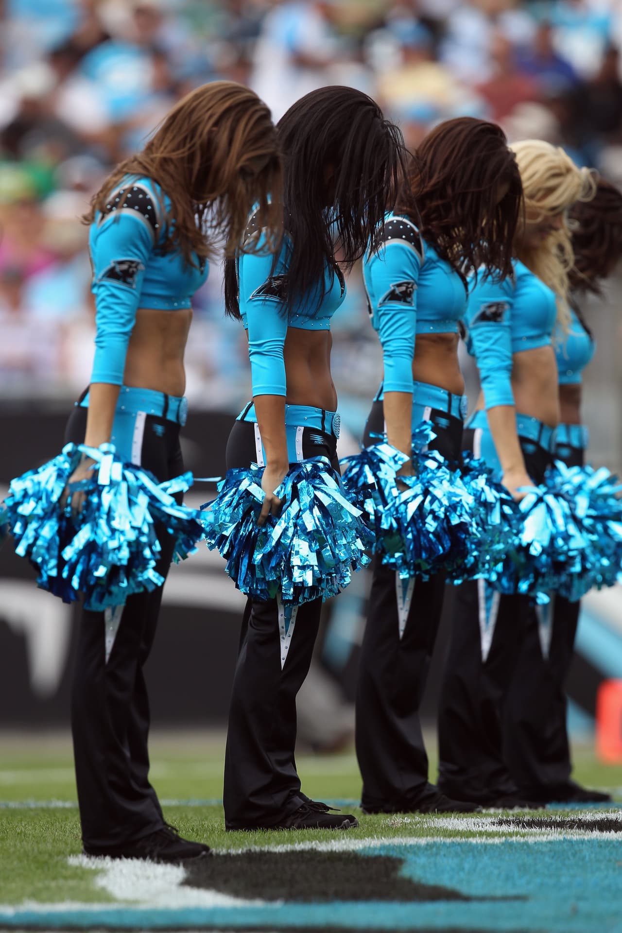 Con el frío las hermosas cheerleaders de la NFL lucen bellísimas enfundadas en lindos pantalones que resaltan su figura, ¡chécalas!