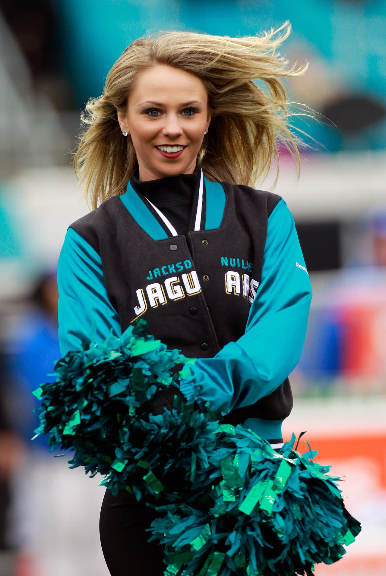 Con el frío las hermosas cheerleaders de la NFL lucen bellísimas enfundadas en lindos pantalones que resaltan su figura, ¡chécalas!