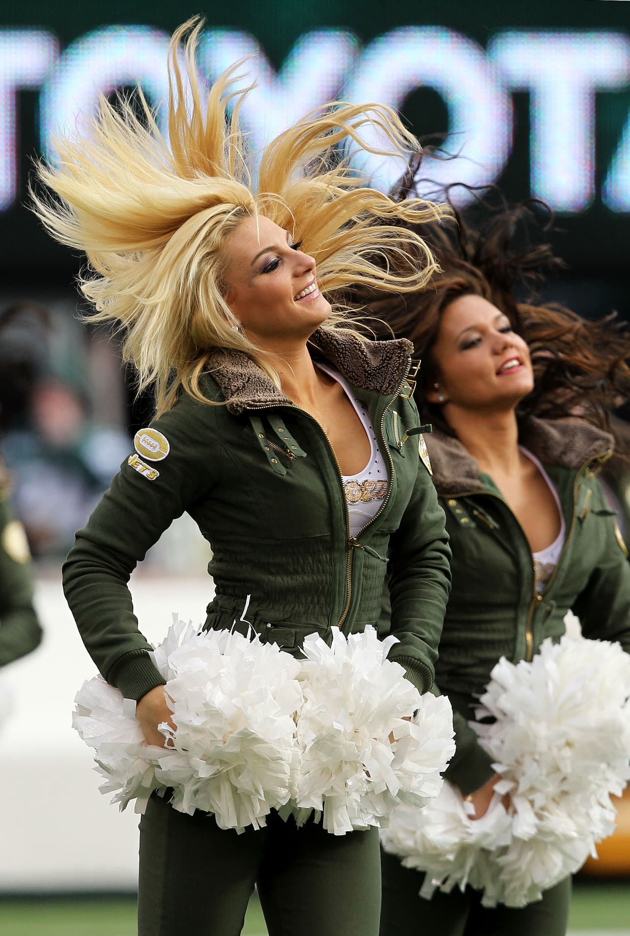 Con el frío las hermosas cheerleaders de la NFL lucen bellísimas enfundadas en lindos pantalones que resaltan su figura, ¡chécalas!