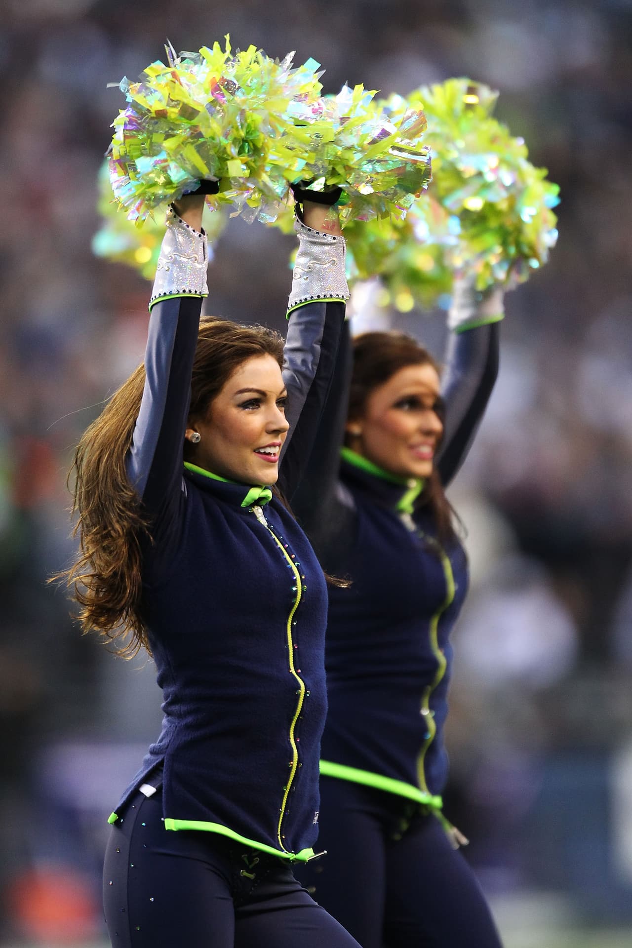 Con el frío las hermosas cheerleaders de la NFL lucen bellísimas enfundadas en lindos pantalones que resaltan su figura, ¡chécalas!