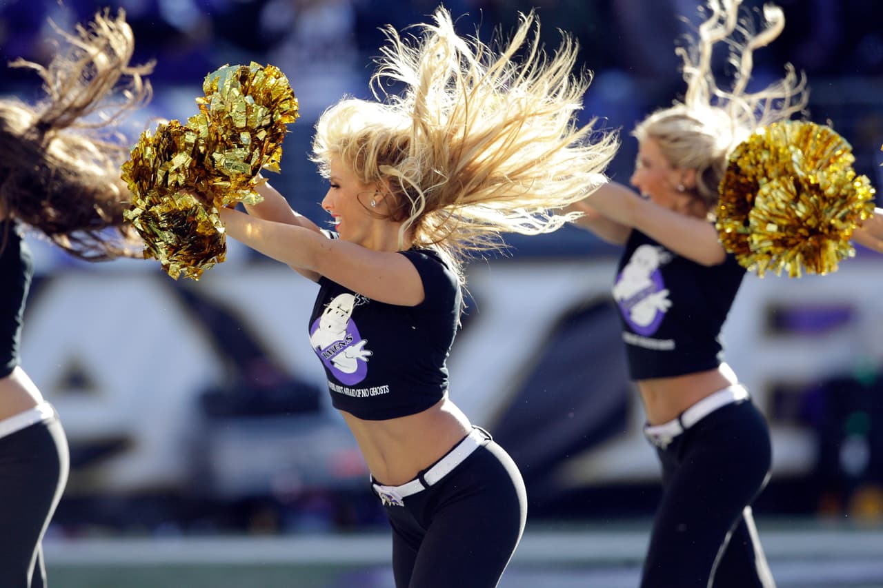 Con el frío las hermosas cheerleaders de la NFL lucen bellísimas enfundadas en lindos pantalones que resaltan su figura, ¡chécalas!