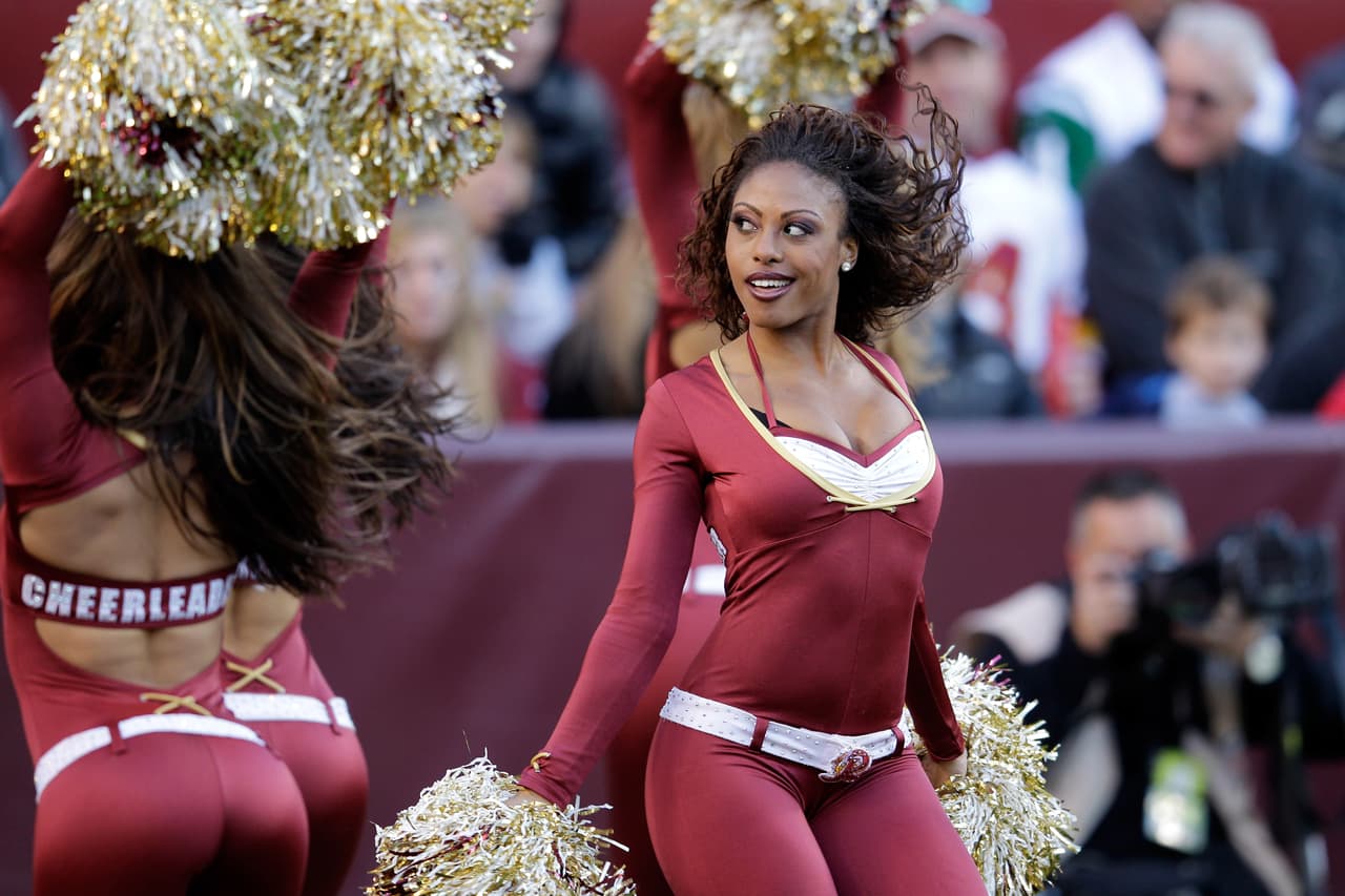 Con el frío las hermosas cheerleaders de la NFL lucen bellísimas enfundadas en lindos pantalones que resaltan su figura, ¡chécalas!