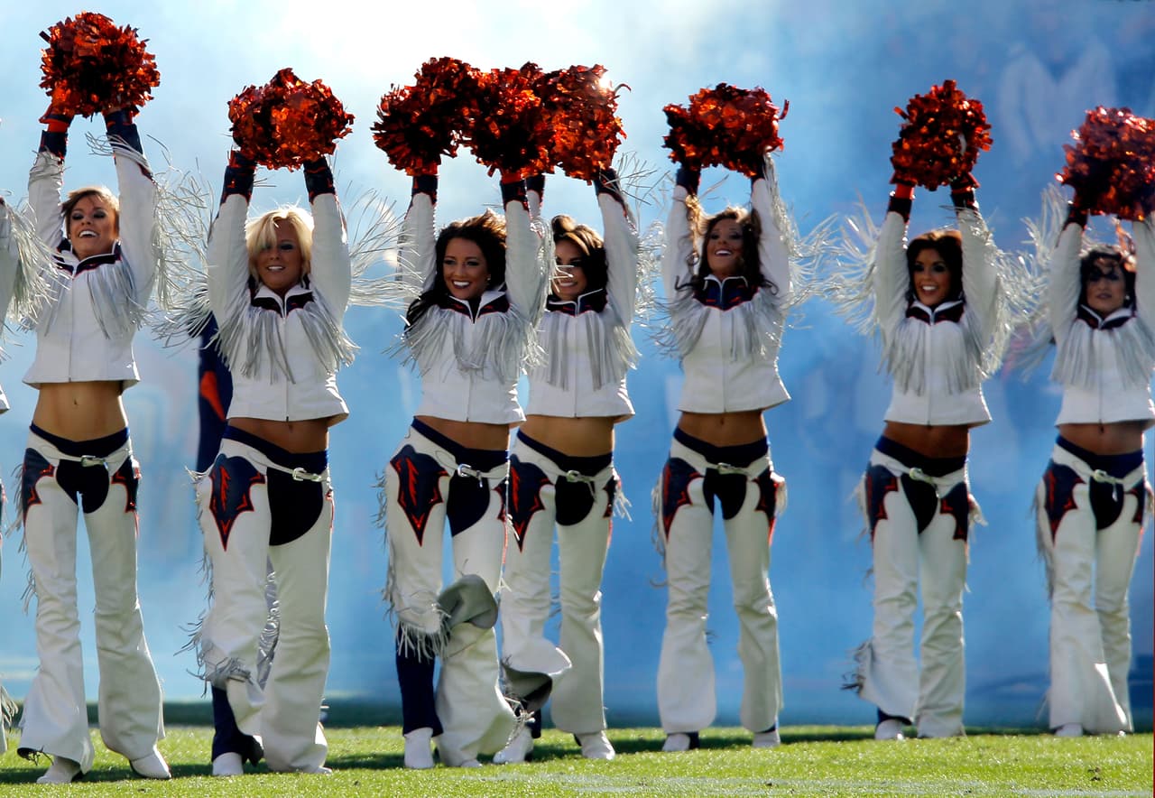 Con el frío las hermosas cheerleaders de la NFL lucen bellísimas enfundadas en lindos pantalones que resaltan su figura, ¡chécalas!