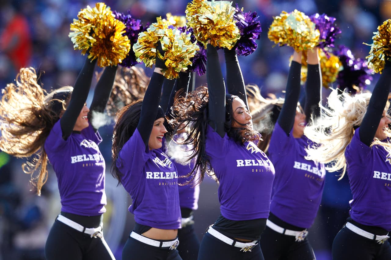 Con el frío las hermosas cheerleaders de la NFL lucen bellísimas enfundadas en lindos pantalones que resaltan su figura, ¡chécalas!