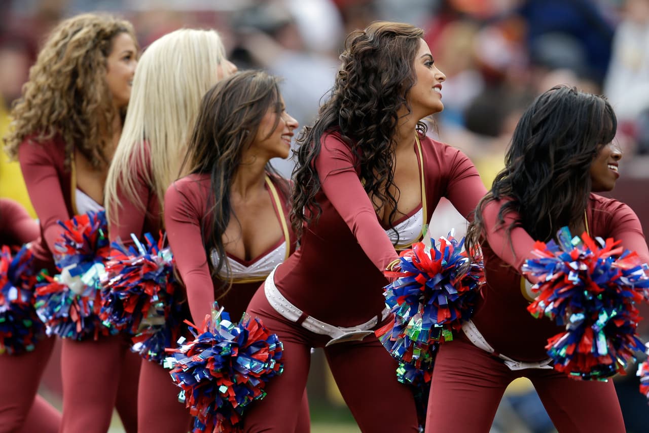 Con el frío las hermosas cheerleaders de la NFL lucen bellísimas enfundadas en lindos pantalones que resaltan su figura, ¡chécalas!