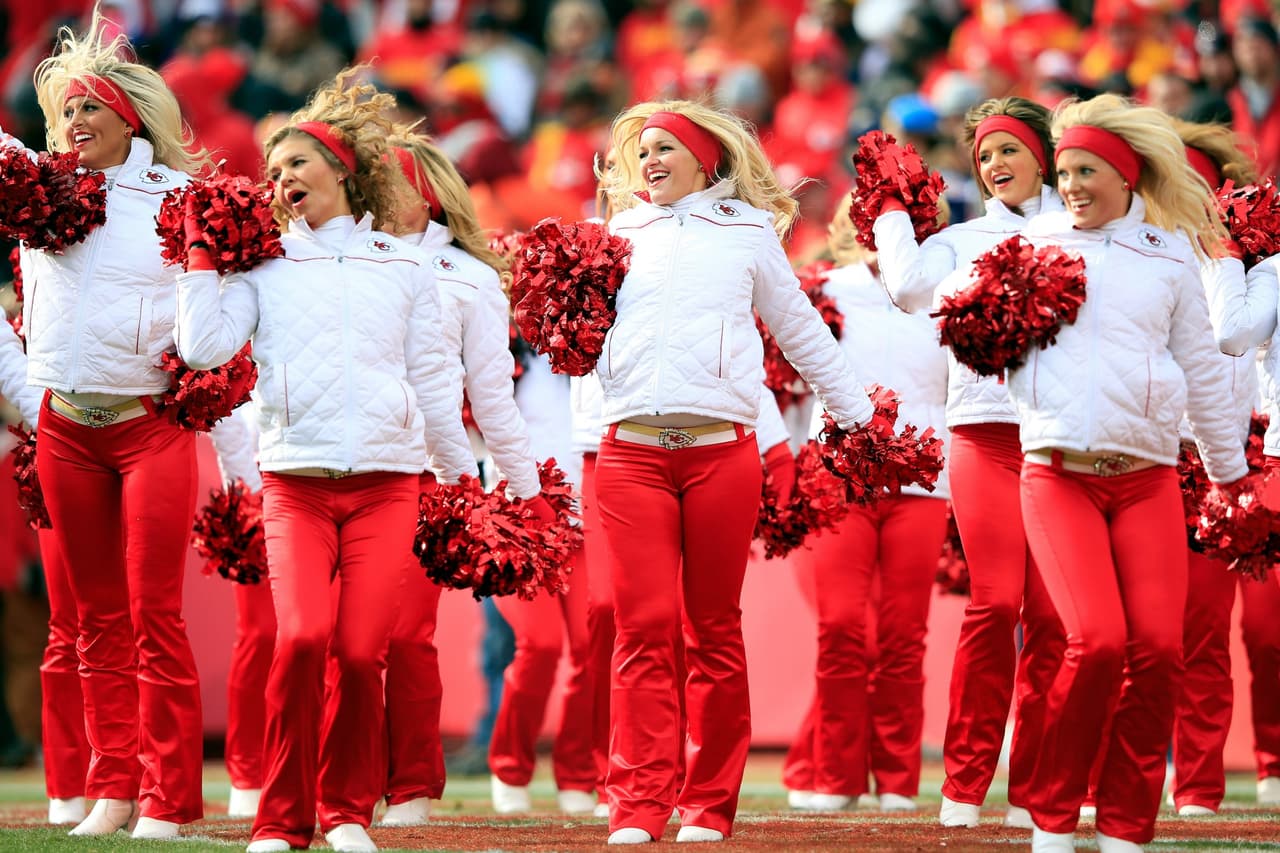 Con el frío las hermosas cheerleaders de la NFL lucen bellísimas enfundadas en lindos pantalones que resaltan su figura, ¡chécalas!