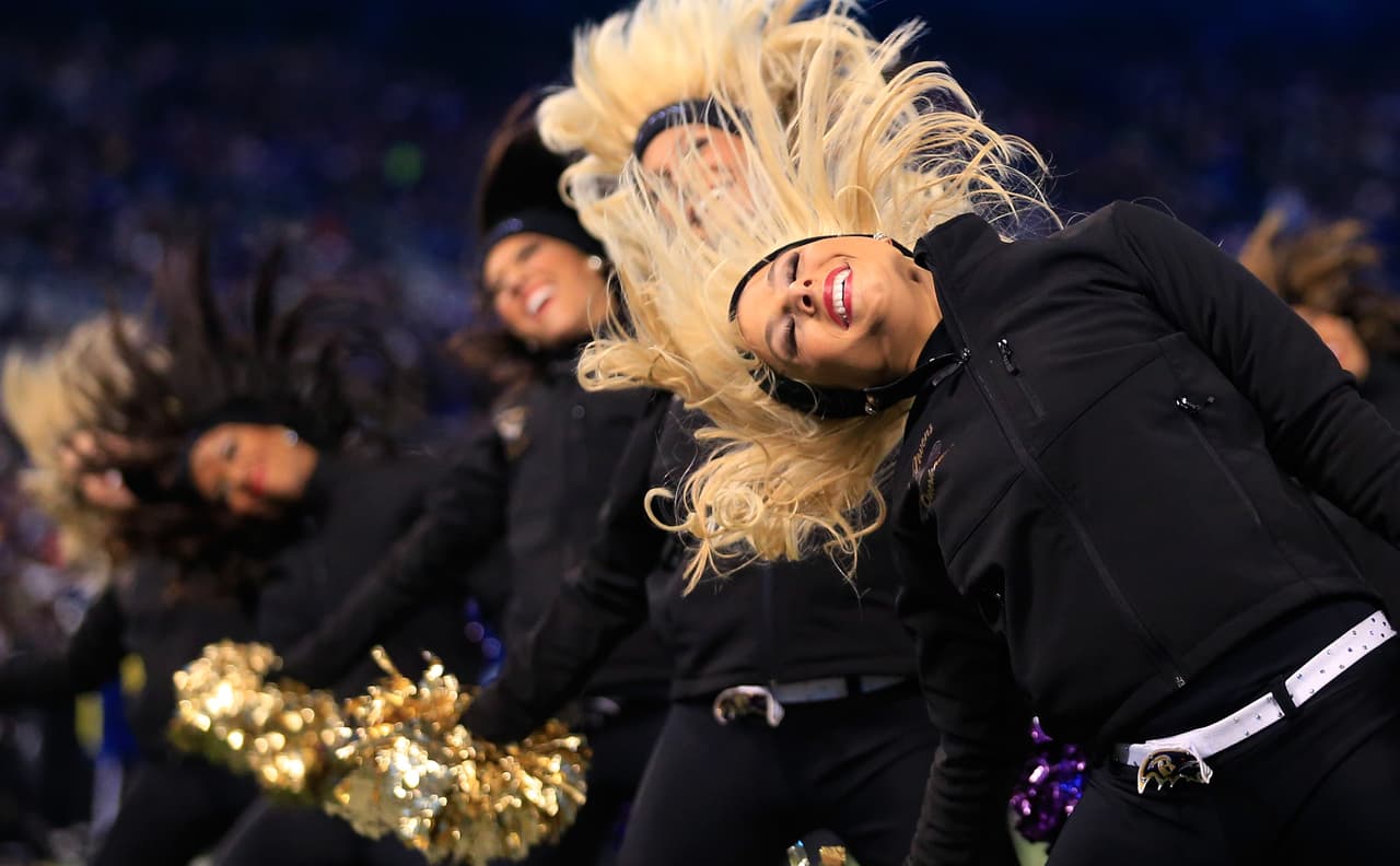 Con el frío las hermosas cheerleaders de la NFL lucen bellísimas enfundadas en lindos pantalones que resaltan su figura, ¡chécalas!