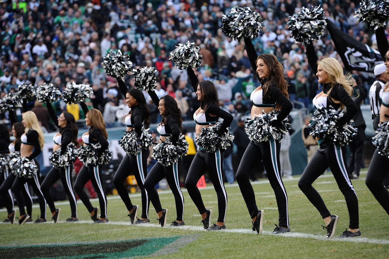 Con el frío las hermosas cheerleaders de la NFL lucen bellísimas enfundadas en lindos pantalones que resaltan su figura, ¡chécalas!