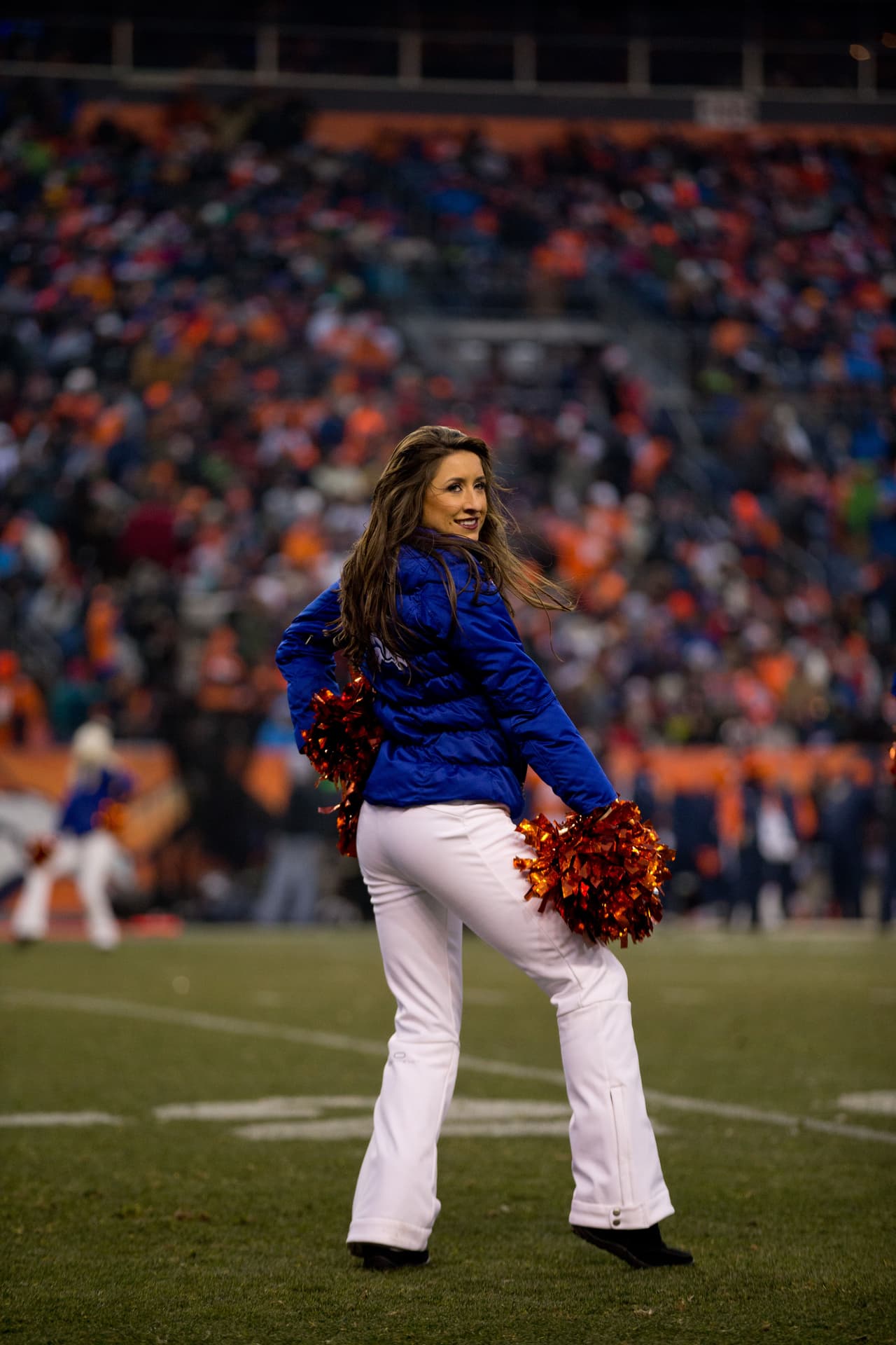 Con el frío las hermosas cheerleaders de la NFL lucen bellísimas enfundadas en lindos pantalones que resaltan su figura, ¡chécalas!